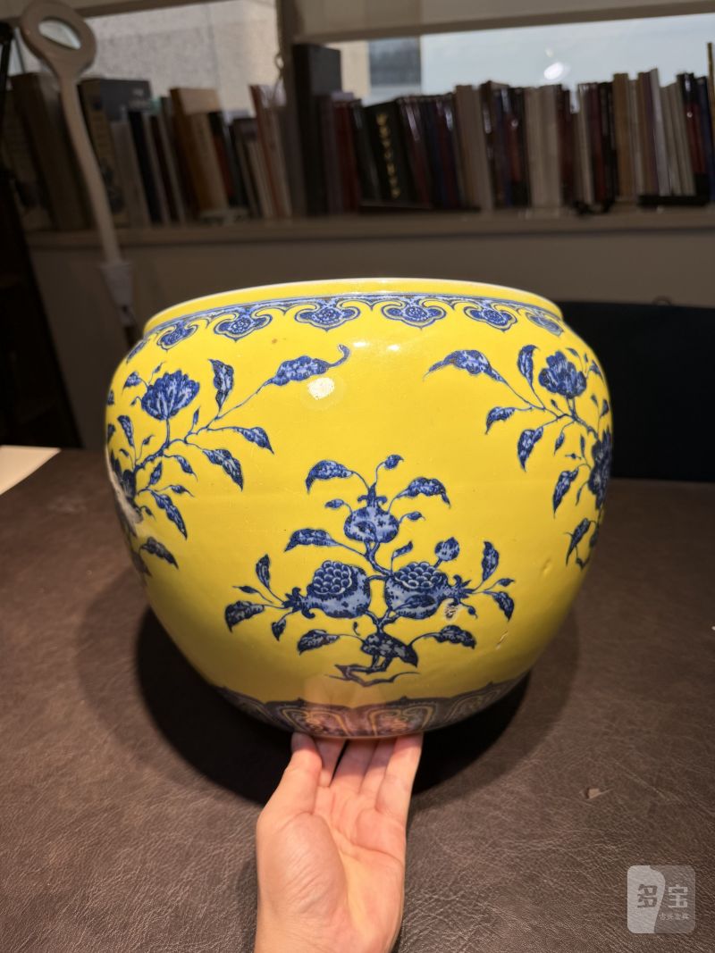 清乾隆 黄地青花折枝花卉纹缸 - 图4